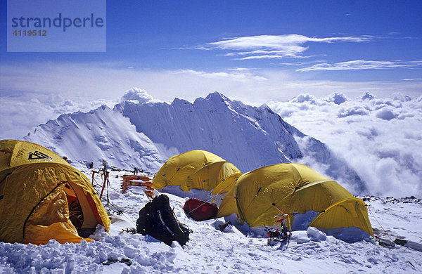 Lager IV  4 (7950m) auf dem Südsattel des Mount Everest  im Hintergrund Nuptse  Himalaya  Nepal