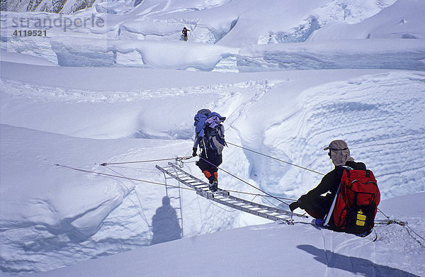 Querung von Spalten des Gletschers mit Leitern im Western Cwm  ca. 6000m  Mount Everest  Himalaya  Nepal