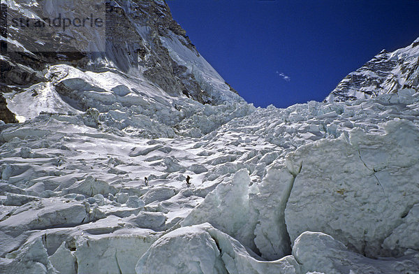 Bergsteiger im Khumbu-Eisfall  Mount Everest  Himalaya  Nepal