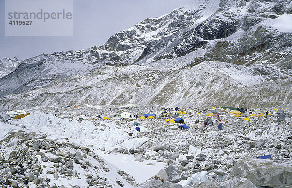 Überblick über das Basislager auf dem Khumbu-Gletscher  5300m  Mount Everest  Himalaya  Nepal