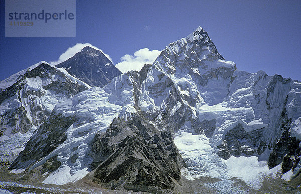 Blick vom Kala Pattar  5545m  auf die Gipfel des Mount Everest  8848m und Nuptse  7861m (rechts im Bild)  Himalaya  Nepal