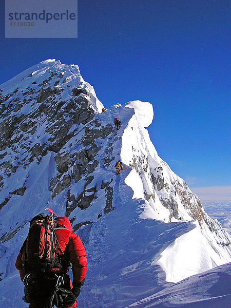 Bergsteiger mit roter Daunenjacke am Gipfelgrat des Mount Everest  kurz vor dem Hillary-Step  8790m  Himalaya  Nepal