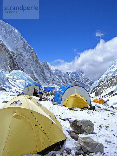 Gelbe Zelte und Mannschaftszelte im Lager II  2  im Western Cwm  6500m  Mount Everest  Himalaya  Nepal