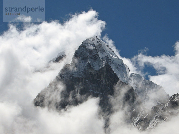 Blick auf den Heiligen Berg Ama Dablam  6856m  von Norden  am Weg zum Everest Basislager  Himalaya  Nepal