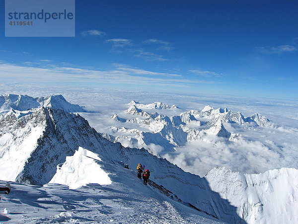 Der österreichische  wiener Bergsteiger Geri Winkler geht die letzten Meter über den Gipfelgrat zum Gipfel des Mount Everest  8848m  im Hintergrund der Lhotse  8516m  Himalaya  Nepal