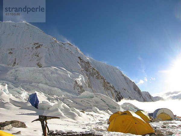 Gelbe Zelte und Pickel im Lager II (2)  ca. 6500m  im Western Cwm  Mount Everest  Himalaya  Nepal