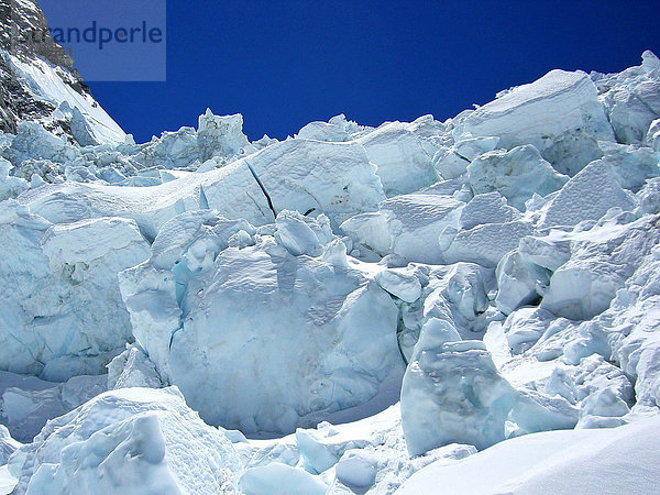 Wirr durcheinander liegende Eismassen im Khumbu-Eisfall oberhalb des Basislagers  Mount Everest  Himalaya  Nepal
