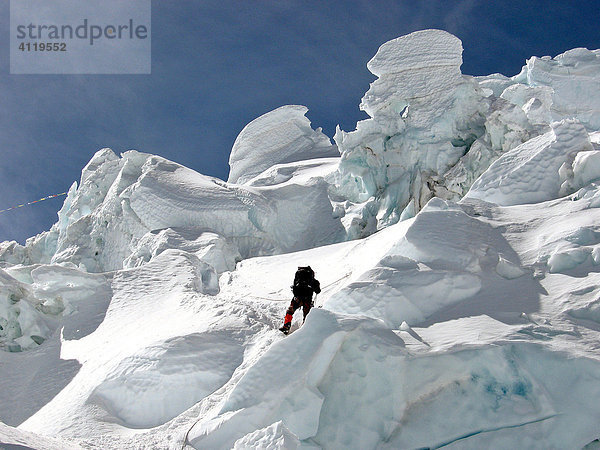 Einzelner Bergsteiger in den wirr durcheinander stehenden Eistürmen im Khumbu-Eisfall oberhalb des Basislagers  Mount Everest  Himalaya  Nepal