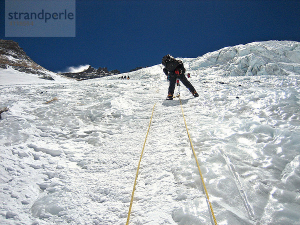 Bergsteiger an den Fixseilen in der steilen  vereisten Lhotse-Wand  ca. 6800m  auf dem Weg zum Lager III  3  Mount Everest  Himalaya  Nepal