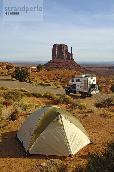 Zelt und Pick Up mit Wohnkabine am Campingplatz im Monument Valley  Arizona  USA