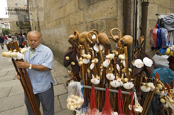 Souvenirverkäufer mit Wanderstöcken und Jakobsmuscheln vor der Kathedrale  Santiago de Compostella  Galizien  Spanien