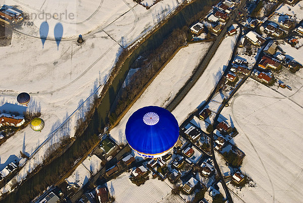 Heißluftballons über Kössen mit Tiroler Ache im Kaiserwinkel  Tirol  Österreich  Europa