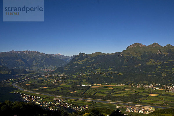 Blick von Liechtenstein ins Reintal  Vaduz und die Schweiz  Liechtenstein  Europa