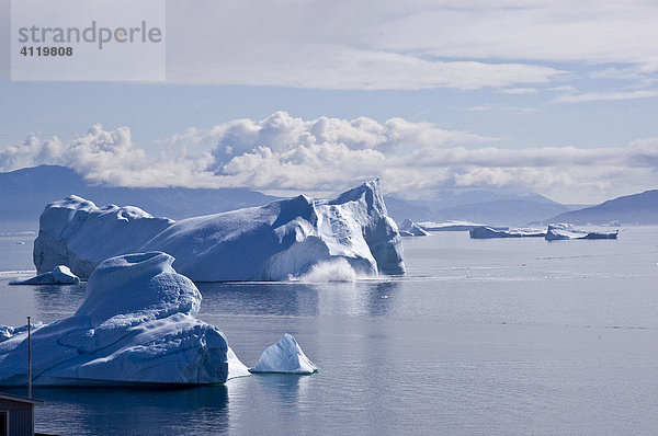 Kalbender Eisberg im Uummannaqq Fjord  Umanak  Grönland  Nordatlantik