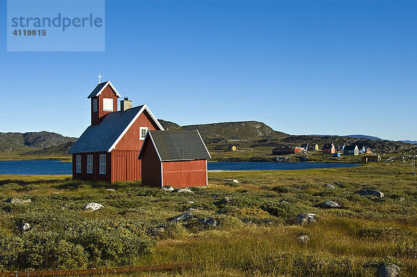 Kirche in Ilimanaq mit See und Dorf  Grönland  Nordatlantik