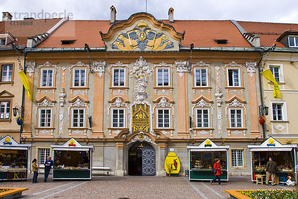 Verzierte Hausfassade am Hauptplatz  St. Veit  Kärnten  Österreich