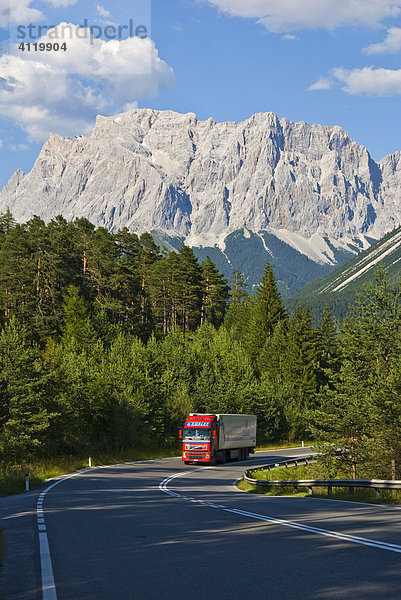 Verkehrssituation mit LKW auf Fernpass Bundesstraße und Zugspitze  Wettersteingebirge  Tirol  Österreich
