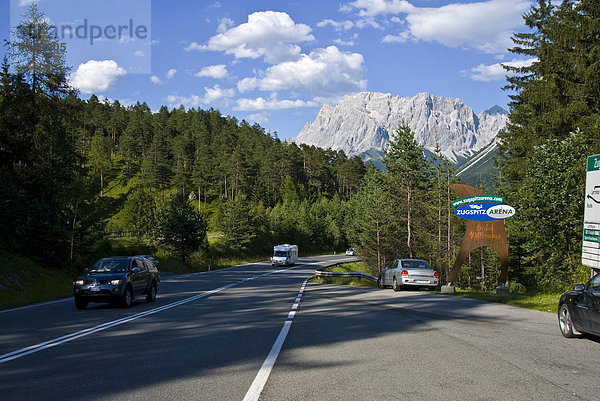 Verkehrssituation mit PKW und Wohnmobil auf Fernpass Bundesstraße und Zugspitze  Zugspitzarena  Wettersteingebirge  Tirol  Österreich