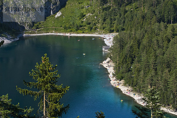 Badestrand mit Leuten und Schlauchbooten am Blindsee vom Fernpaß  Tirol  Österreich