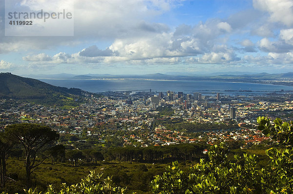 Kapstadt  Ausblick von der Talstation der Tafelberg-Seilbahn  Südafrika