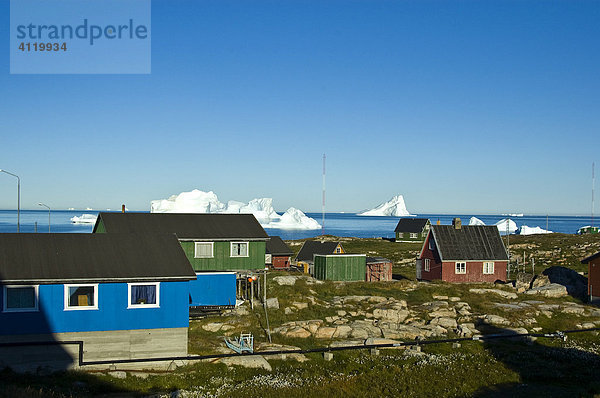 Hafen  Holzhaus  Eisberge  Qeqertarsuaq  Diskoinsel  Diskobucht  Grönland  Arktis