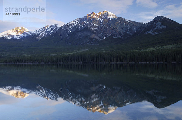 Canadian Rocky Mountains - Pyramid Lake  Jasper Nationalpark  Alberta  Kanada