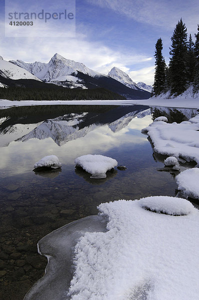 Maligne See im Dezember  Jasper Nationalpark  Alberta  Kanada