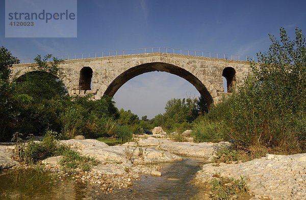 Point Julien  alte romanische Brücke in der Stadt Bonnieux  Provence  Frankreich