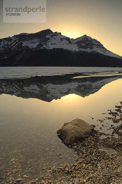 Sonnenuntergang am gefrorenen Bow See  entlang der Icefield Allee  Banff Nationalpark  Alberta  Kanada