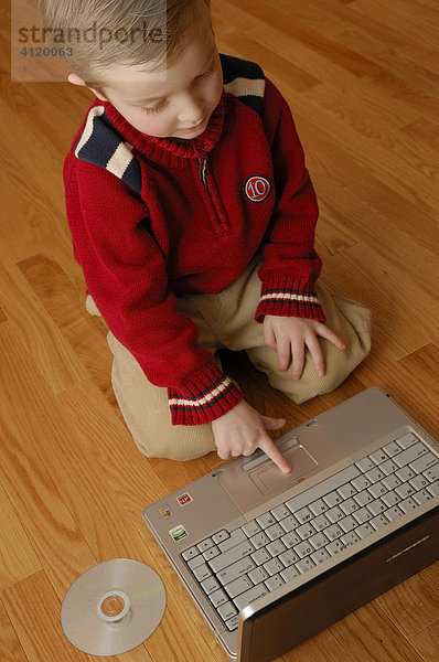 Junge (5 Jahre) am Laptop
