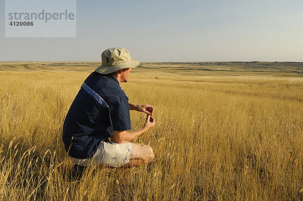 Wanderer nimmt sich Zeit um die Aussicht zu geniessen  Grasslands NationalPark  Saskatchewan  Kanada