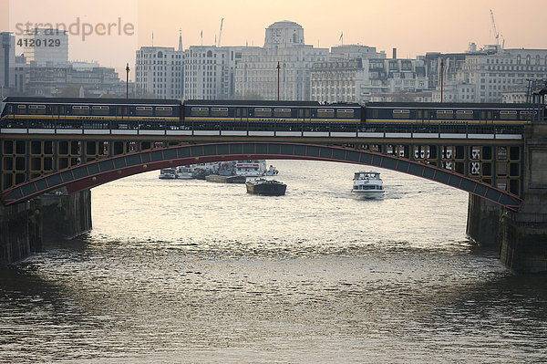 Eisenbahnbrücke über der Themse