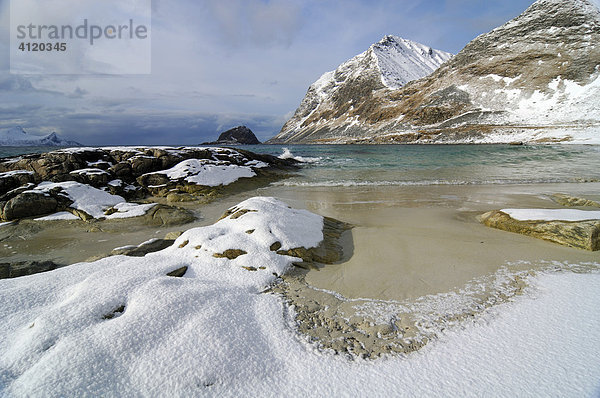 Winterlandschaft  Strand  Lofoten  Norwegen  Europa