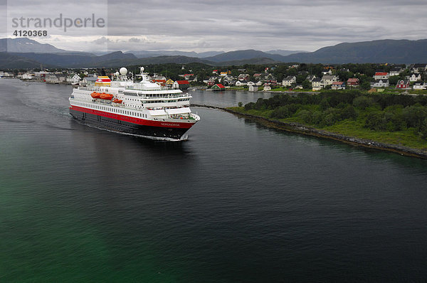 Schiff der Hurtigruten bei Bronnoysund  Bronnoy  Norwegen