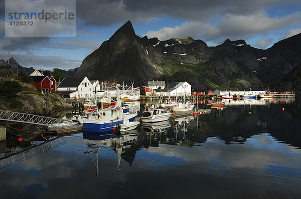 Fischerhafen  Hamnoy auf Moskenesoy  Lofoten  Norwegen