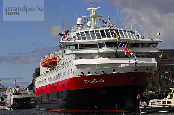 Schiff der Hurtigrute MS Polarlys im Hafen von Bergen  Norwegen