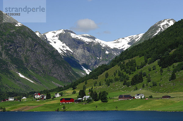 Bauernhof an einem Fjord  Stryn  Norwegen