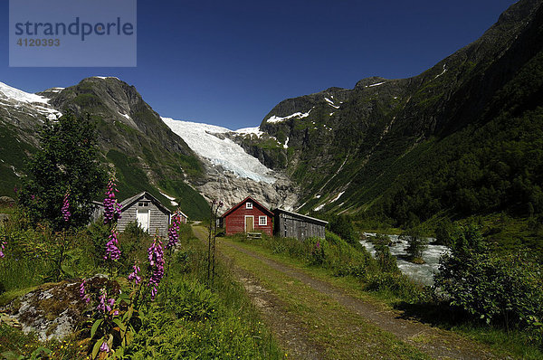 Berghütte am Fuße des Brikdalsbreen Gletscher  Stryn  Norwegen