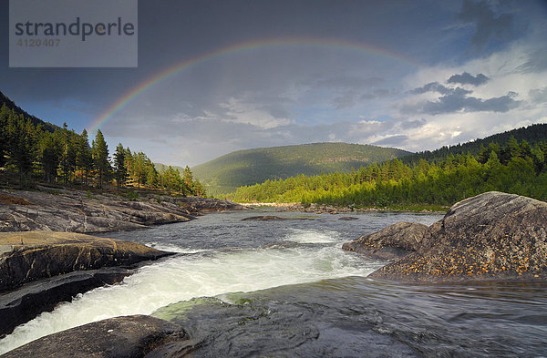 Wilder Fluß mit Regenbogen im südlichen Setesdal  Norwegen