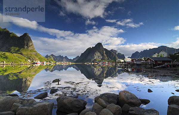 Dorf spiegelt sich im Meer  Reine  Lofoten  Norwegen
