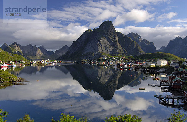 Dorf spiegelt sich im Meer  Reine  Lofoten  Norwegen