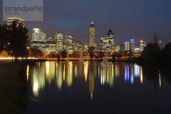 Skyline bei Nacht  Perth  Westaustralien  Australien