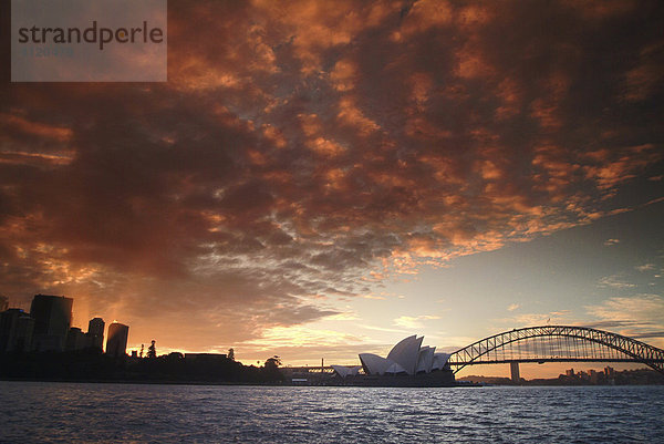 Opernhaus und Harbour Bridge in der Abenddämmerung  Sydney  New South Wales  Australien