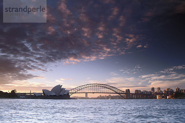 Opernhaus und Harbour Bridge in der Abenddämmerung  Sydney  New South Wales  Australien