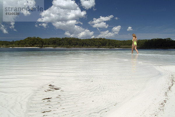 Frau am weißen Sandstrand  Fraser Island  Queensland  Australien