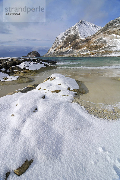 Winterlandschaft  Strand  Lofoten  Nordland  Norwegen