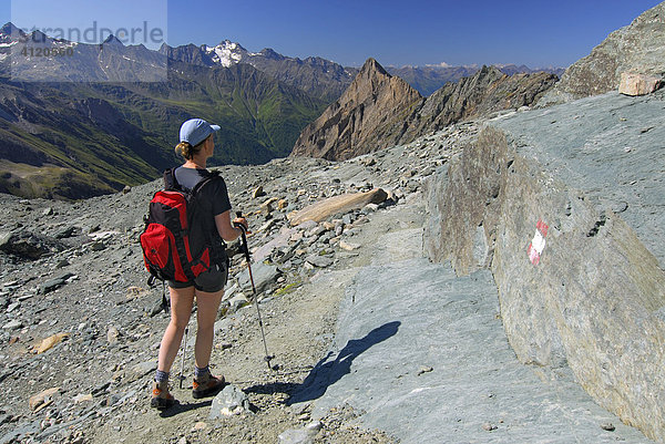 Frau beim Wandern  Nationalpark Hohe Tauern  Tirol  Österreich