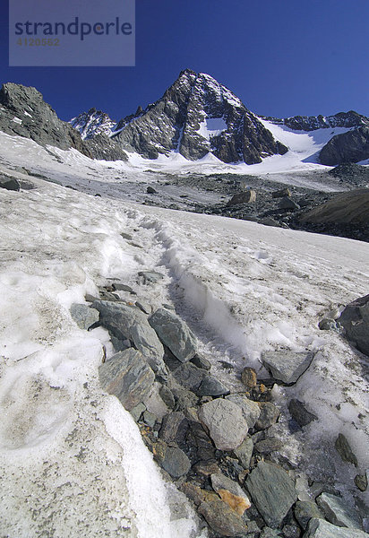 Schneebedeckter Wanderweg vor dem Gipfel des Großglockner  Nationalpark Hohe Tauern  Tirol  Österreich