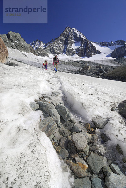 Schneebedeckter Wanderweg vor dem Gipfel des Großglockner  Nationalpark Hohe Tauern  Tirol  Österreich