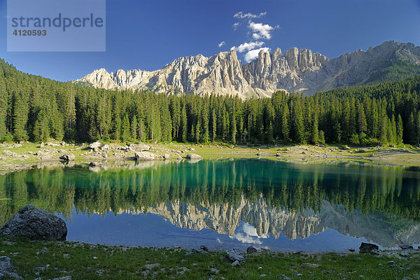 Karersee (Lago di Carezza) vor Latemar  Dolomiten  Südtirol  Italien